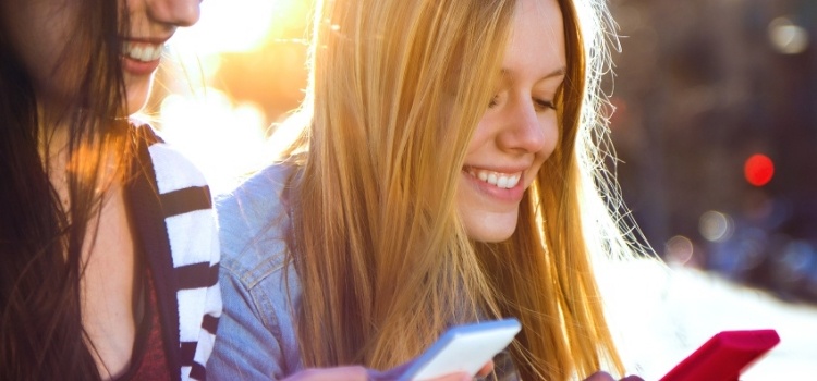 friends-chatting-with-their-smartphones-000036855286_Small-887326-edited